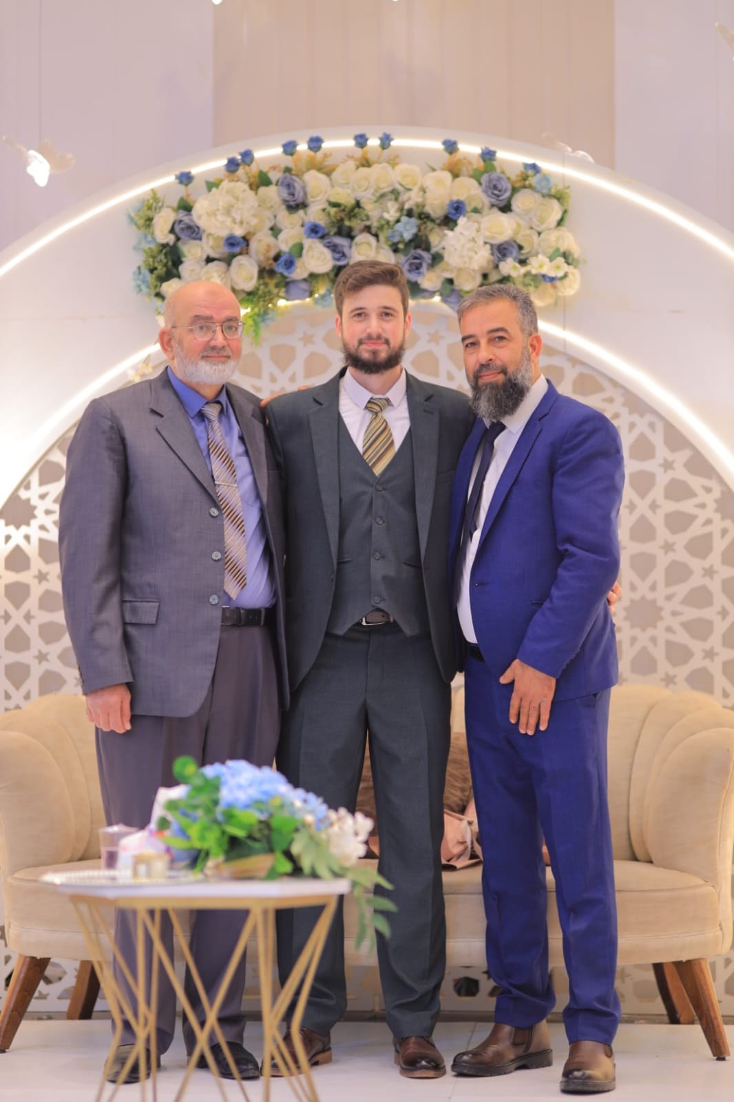 العريس بين الأبوين